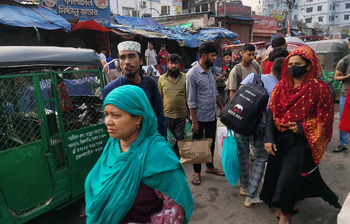 সকাল হতেই রাস্তায় ঢাকাছাড়া মানুষের ভিড়