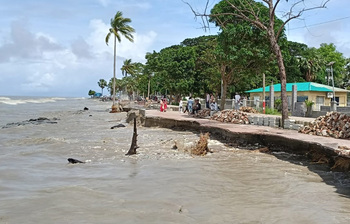 নির্মাণ শেষ হবার আগেই জোয়ারে বিলীন সড়ক