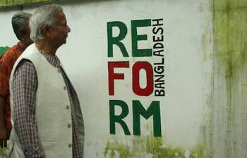 গ্রাফিতি দেখে উচ্ছ্বসিত প্রধান উপদেষ্টা