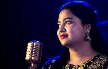 সোশ্যাল মিডিয়ায় গান করে তারকা হয়েছেন জয়া!