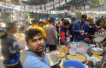 ভোটকেন্দ্র ঘিরে জমজমাট খাবারের ব্যবসা