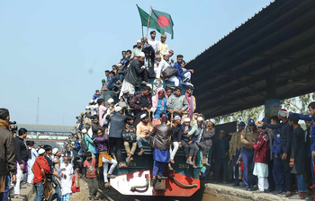 ট্রেনের ছাদে মুসল্লিদের ঘরে ফেরা
