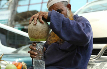 নগরে বেড়েছে আখের রস ও শরবতের চাহিদা