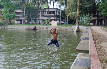 গরমে শিশুদের দুরন্তপনা