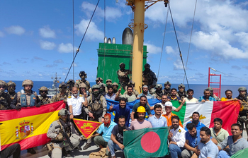 ছবিতে এমভি আবদুল্লাহ ও নাবিকদের গল্প