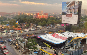 মুম্বাইয়ে বিলবোর্ড ভেঙে প্রাণ হারালেন ১২ জন