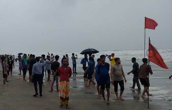 মহাবিপৎসংকেতেও সৈকত ছাড়ছেন না পর্যটকরা