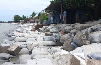 চাঁদপুরের শহররক্ষা বাঁধে ধস