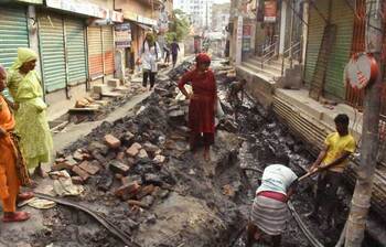 খোঁড়াখুঁড়ির নগরী ঢাকা