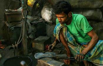 টুং-টাং শব্দে মুখর বাজারের কামারশালা