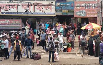 সায়েদাবাদ বাস টার্মিনালে ঘরমুখী মানুষের ভিড়