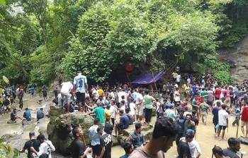 পর্যটকে মুখর খৈয়াছড়া ঝরনা