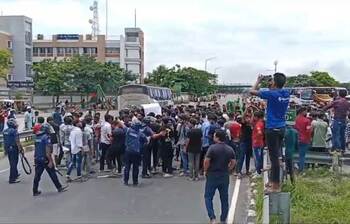 মুন্সিগঞ্জে পুলিশ-শিক্ষার্থীদের মধ্যে সংঘর্ষ