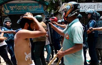 দিনাজপুরে শিক্ষার্থীদের সঙ্গে পুলিশের ধাওয়া-পাল্টাধাওয়া