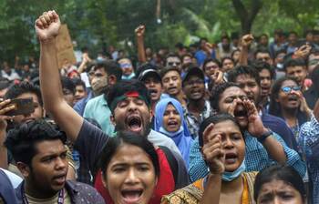 রাজপথে ইস্টওয়েস্টের শিক্ষার্থীরা