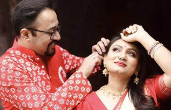 স্বামীর সঙ্গে উৎসবে মেতেছেন অবন্তী