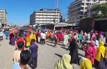 শ্রমিকদের অবরোধে ভোগান্তি চরমে