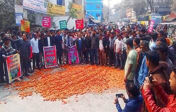 মহাসড়কে টমেটো ফেলে চাষিদের বিক্ষোভ