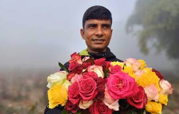 গোলাপ বিক্রি করে লাভবান হওয়ার স্বপ্ন তিন ভাইয়ের