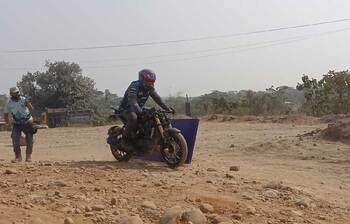 দুর্গম পথে প্রতিযোগিতায় মেতেছে বাইকাররা