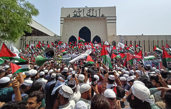 পতাকা হাতে সাধারণ মুসল্লিদের বিক্ষোভ