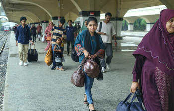 ঢাকার ব্যস্ততা ছেড়ে প্রিয়জনের কাছে ফিরছে মানুষ