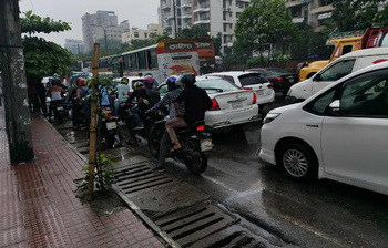 বৃষ্টি ও আন্দোলনের অবরোধ, দিনের শুরুতেই থমকে গেল রাজধানী