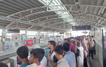 মেট্রোরেল আজ যেন মিছিলবাহী ট্রেন