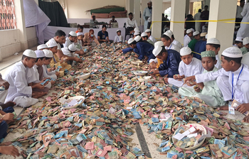 চলছে দানবাক্সে পাওয়া টাকার গণনা