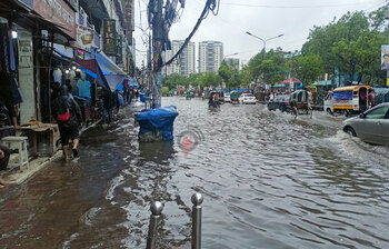 জল থইথই নিউমার্কেট