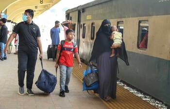 ভোগান্তি উপেক্ষা করে বাড়ি ফেরার তাড়া