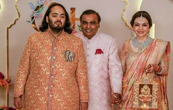 ছেলের বিয়েতে ১০০ ক্যারেটের হীরার নেকলেস পরেছিলেন নীতা আম্বানি