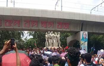 রাজু ভাস্কর্যে আন্দোলনকারীরা