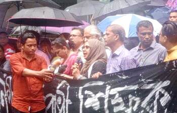 ছাতা মাথায় সমাবেশে শিক্ষকরা