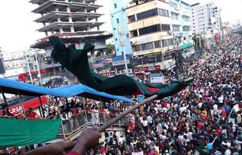 সড়কে জনতার ঢল