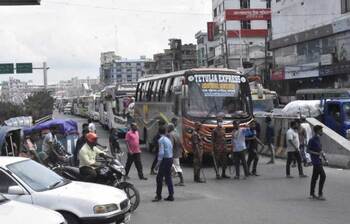 সড়ক সামলাতে ব্যস্ত শিক্ষার্থীরা