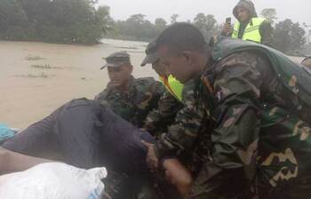 বন্যাকবলিতদের উদ্ধারে ব্যস্ত সেনারা