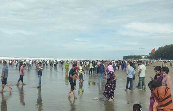 উত্তাল সাগর দেখতে সৈকতে পর্যটকের ভিড়