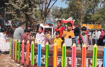 বইমেলায় আনন্দে মেতেছে শিশুরা