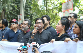 ধর্ষণের বিরুদ্ধে রাজপথে নির্মাতারা