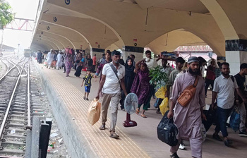 ফল আর মাংস হাতে ঈদের রেশ ধরে ফিরছে রাজধানীবাসী