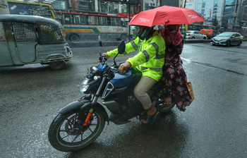ঝিরঝিরে বৃষ্টির ছোঁয়ায় আষাঢ় এসে ধরা দিল ব্যস্ত নগরীতে