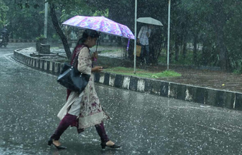 জলে ভেজা পথ, তবুও থেমে নেই চলা