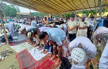 মঞ্চেই আযান, জমায়েতে জোহরের নামাজ