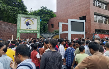 ভর্তি পরীক্ষায় নটর ডেমে উপচে পড়া ভিড়