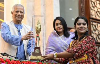 শিশুদের হাতে পুরস্কার তুলে দিলেন প্রধান উপদেষ্টা