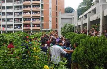 ঢাবির হলে শিক্ষার্থীদের সঙ্গে ছাত্রলীগের সংঘর্ষ