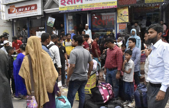 বাস সংকটে ভোগান্তিতে যাত্রীরা