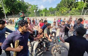 আন্দোলনকারীদের ওপর ছাত্রলীগের হামলা