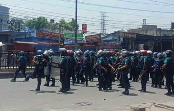 বাড্ডায় পুলিশ-শিক্ষার্থীদের পাল্টাপাল্টি ধাওয়া